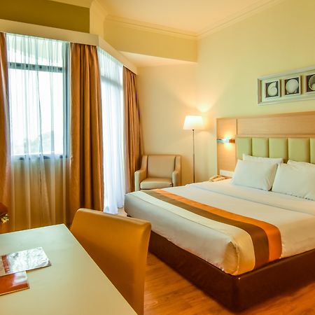 Hotel Sentral Seaview @ ​Beachfront Танджунг-Бунгах Екстер'єр фото