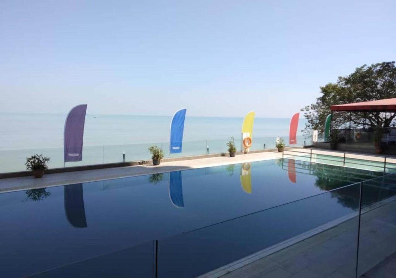 Hotel Sentral Seaview @ ​Beachfront Танджунг-Бунгах Екстер'єр фото