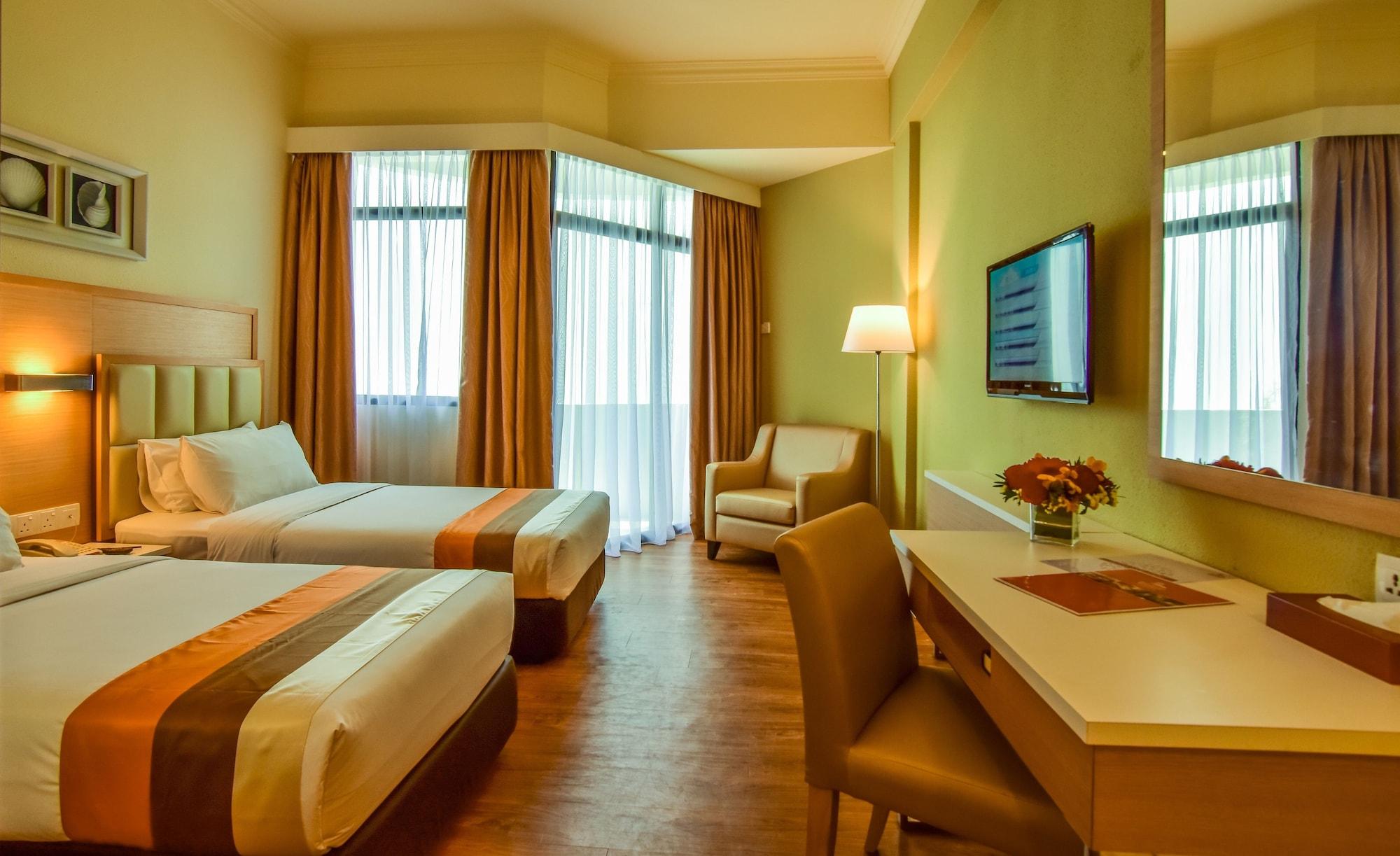 Hotel Sentral Seaview @ ​Beachfront Танджунг-Бунгах Екстер'єр фото