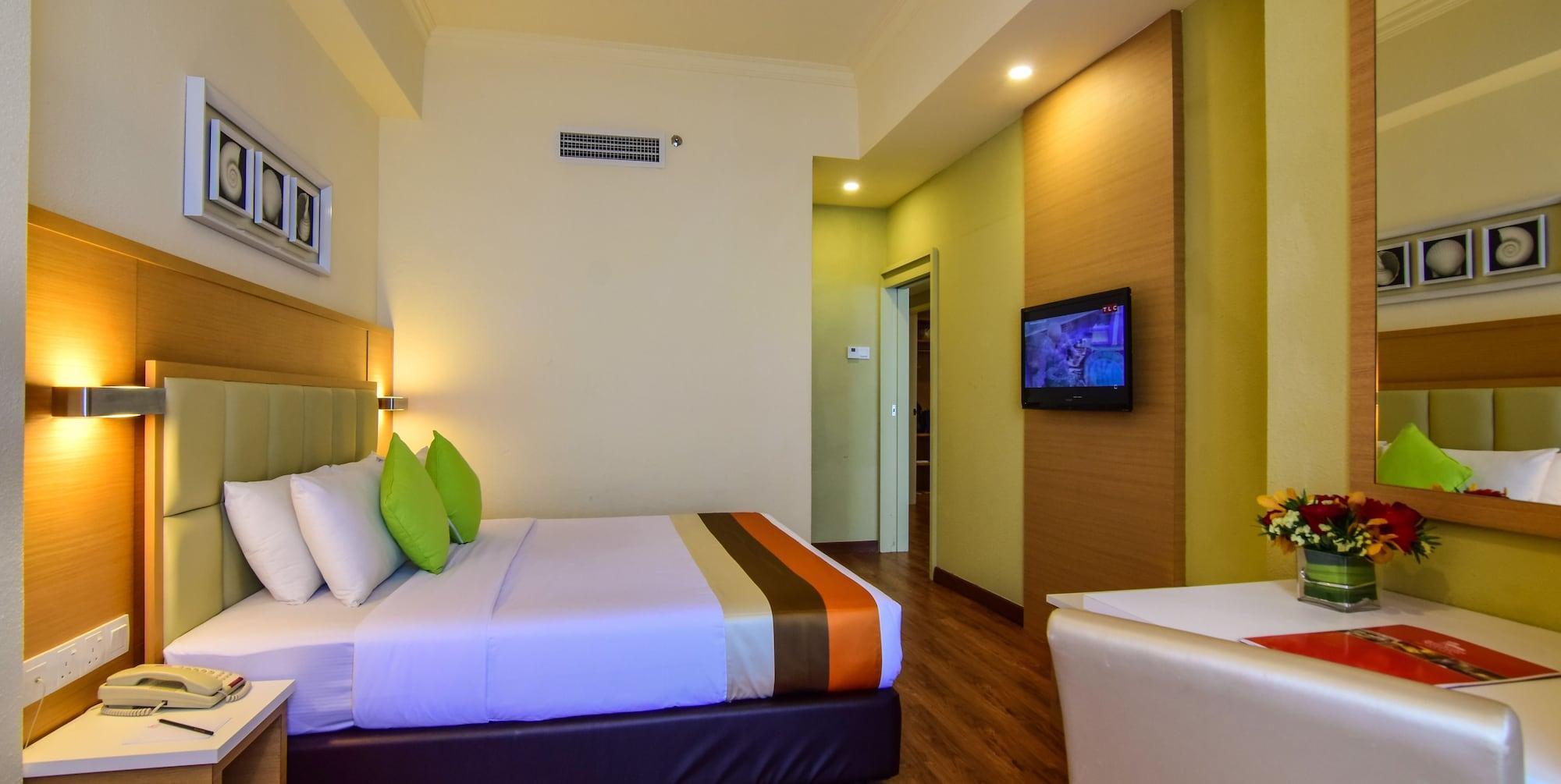 Hotel Sentral Seaview @ ​Beachfront Танджунг-Бунгах Екстер'єр фото