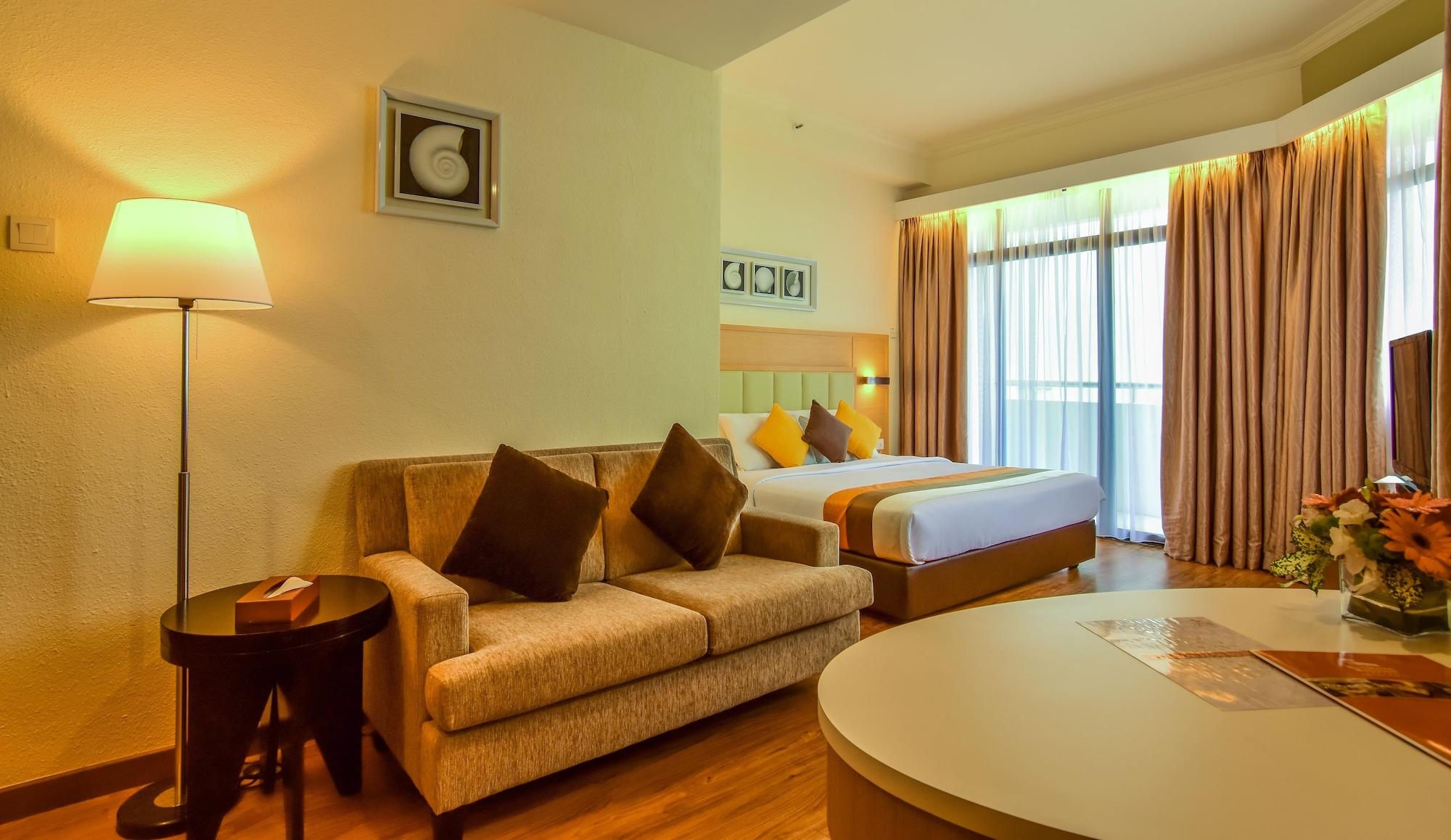 Hotel Sentral Seaview @ ​Beachfront Танджунг-Бунгах Екстер'єр фото
