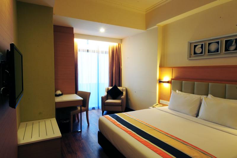 Hotel Sentral Seaview @ ​Beachfront Танджунг-Бунгах Екстер'єр фото