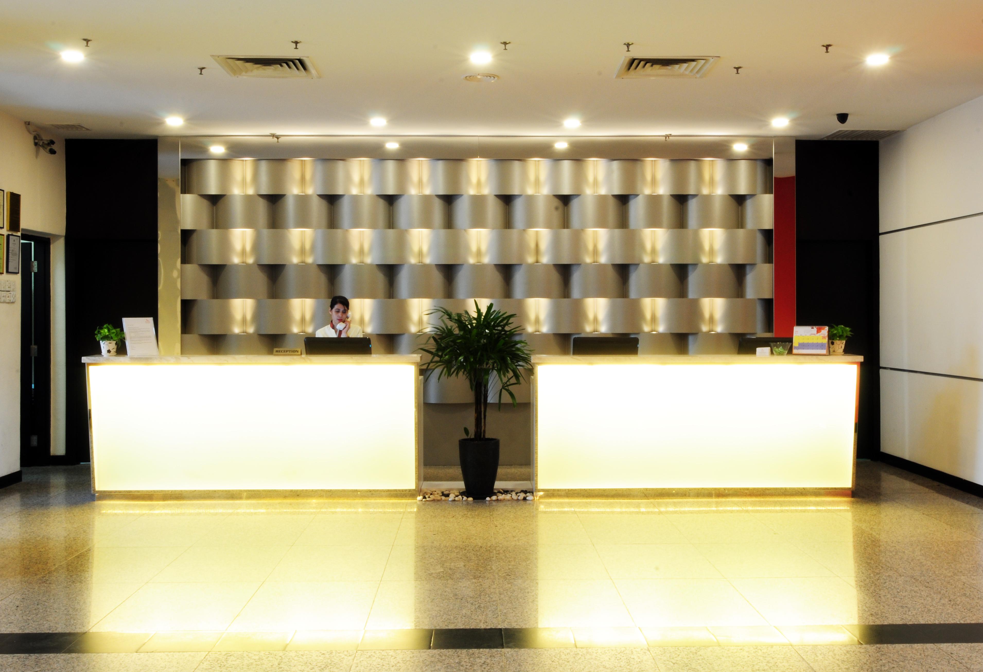 Hotel Sentral Seaview @ ​Beachfront Танджунг-Бунгах Екстер'єр фото