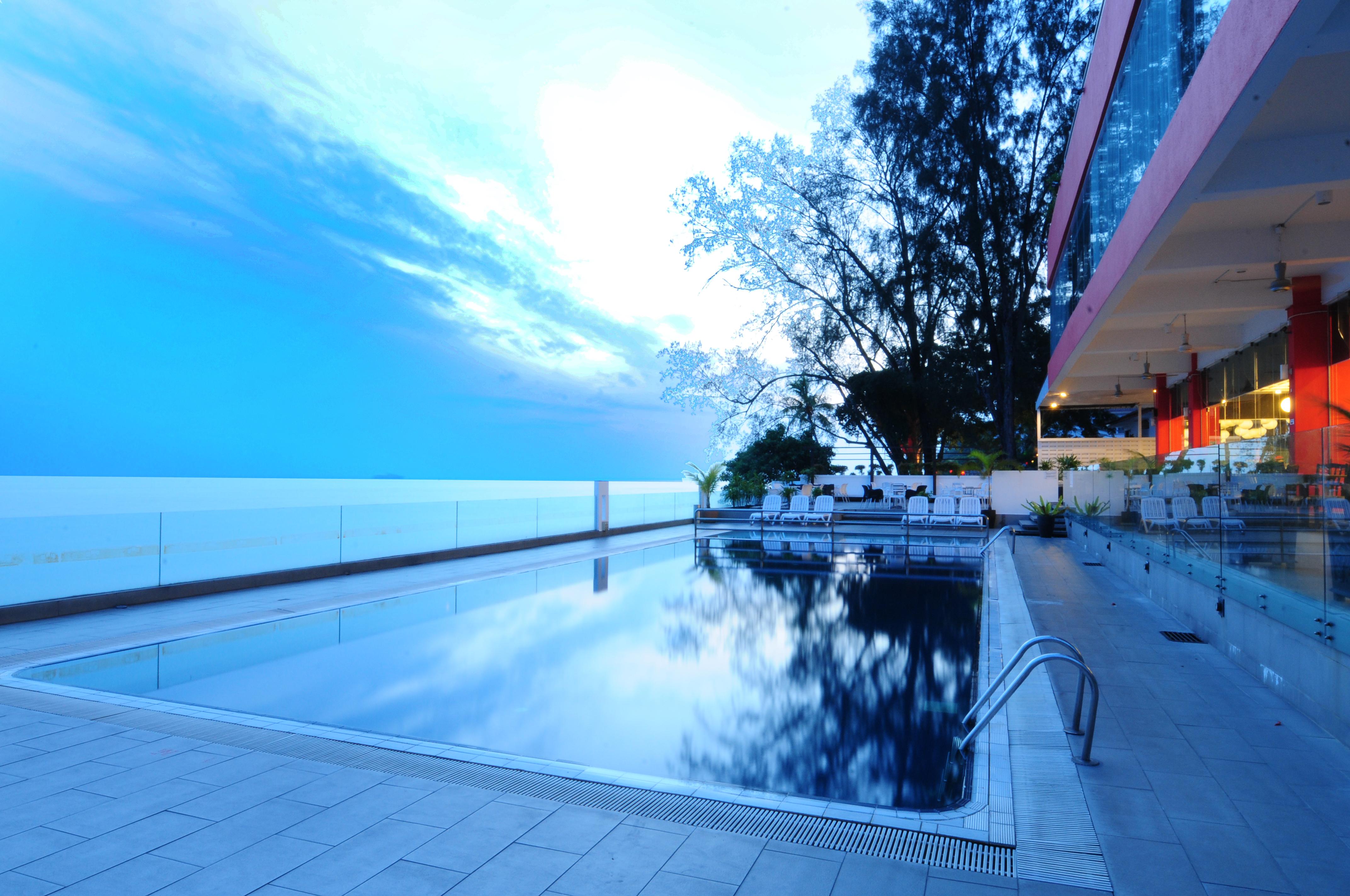 Hotel Sentral Seaview @ ​Beachfront Танджунг-Бунгах Екстер'єр фото