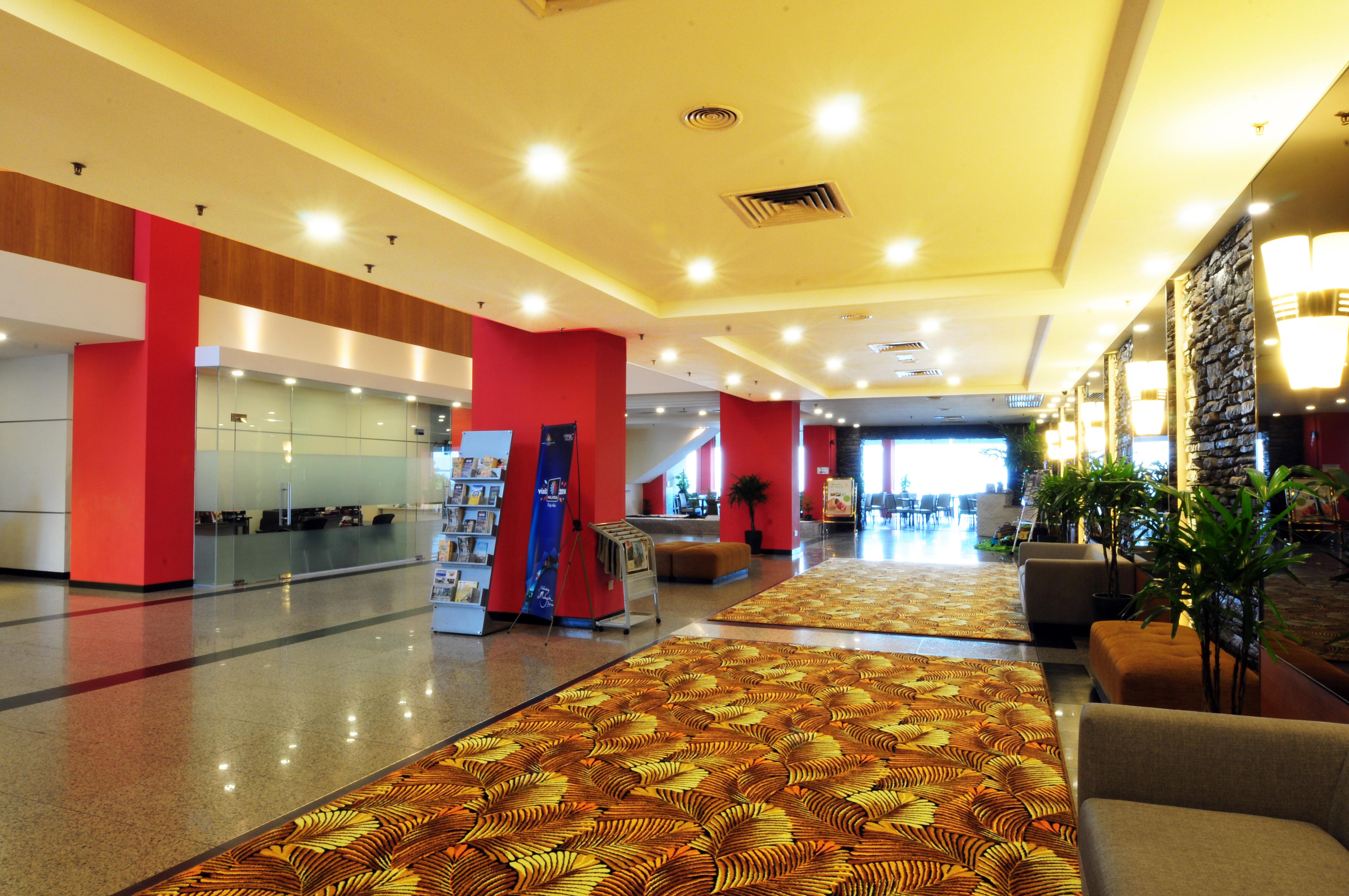 Hotel Sentral Seaview @ ​Beachfront Танджунг-Бунгах Екстер'єр фото