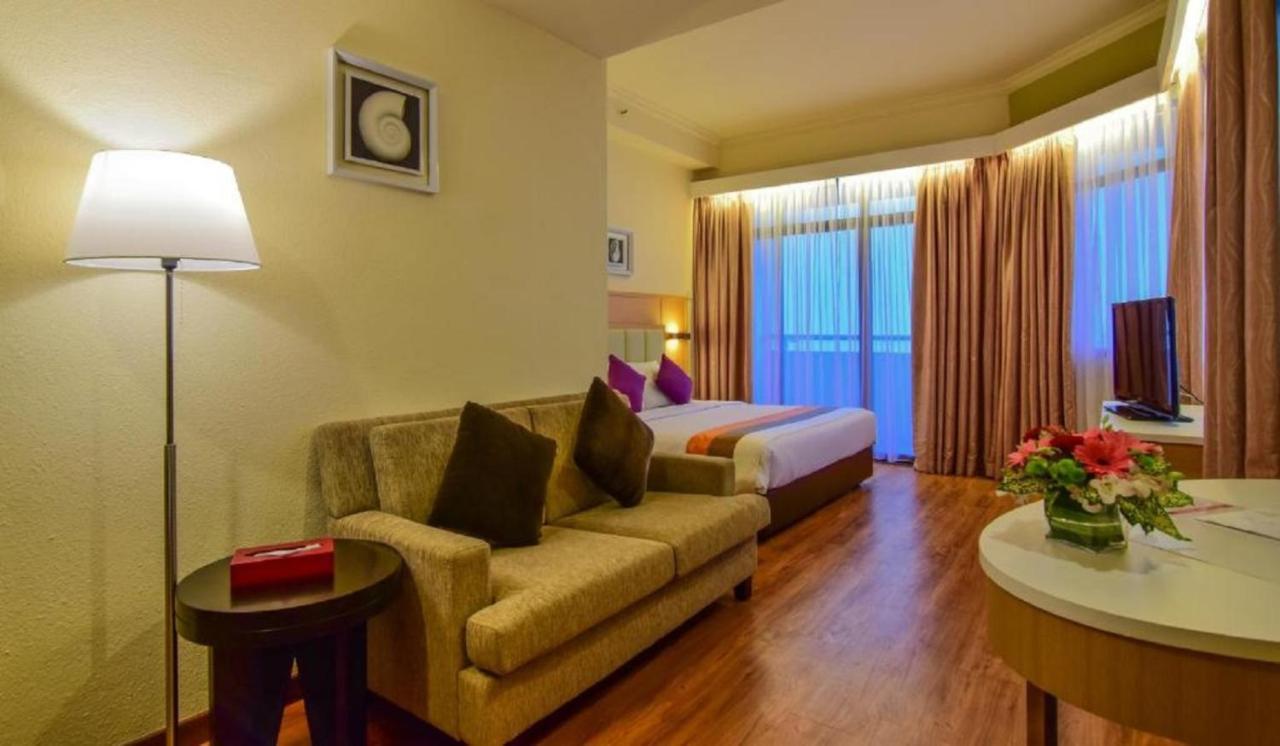 Hotel Sentral Seaview @ ​Beachfront Танджунг-Бунгах Екстер'єр фото