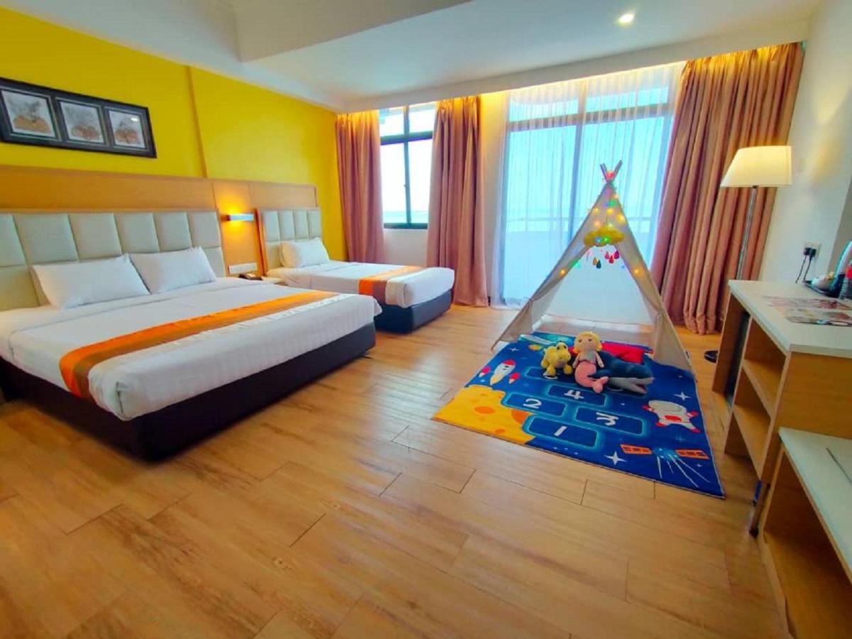 Hotel Sentral Seaview @ ​Beachfront Танджунг-Бунгах Екстер'єр фото