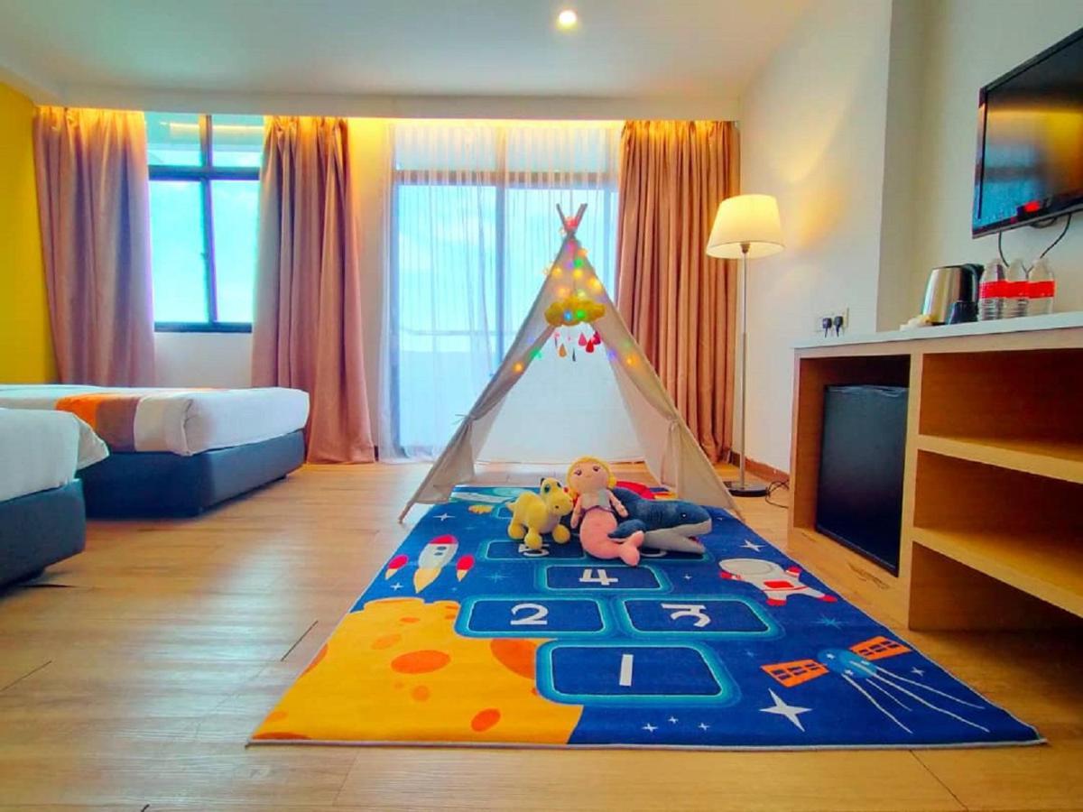 Hotel Sentral Seaview @ ​Beachfront Танджунг-Бунгах Екстер'єр фото