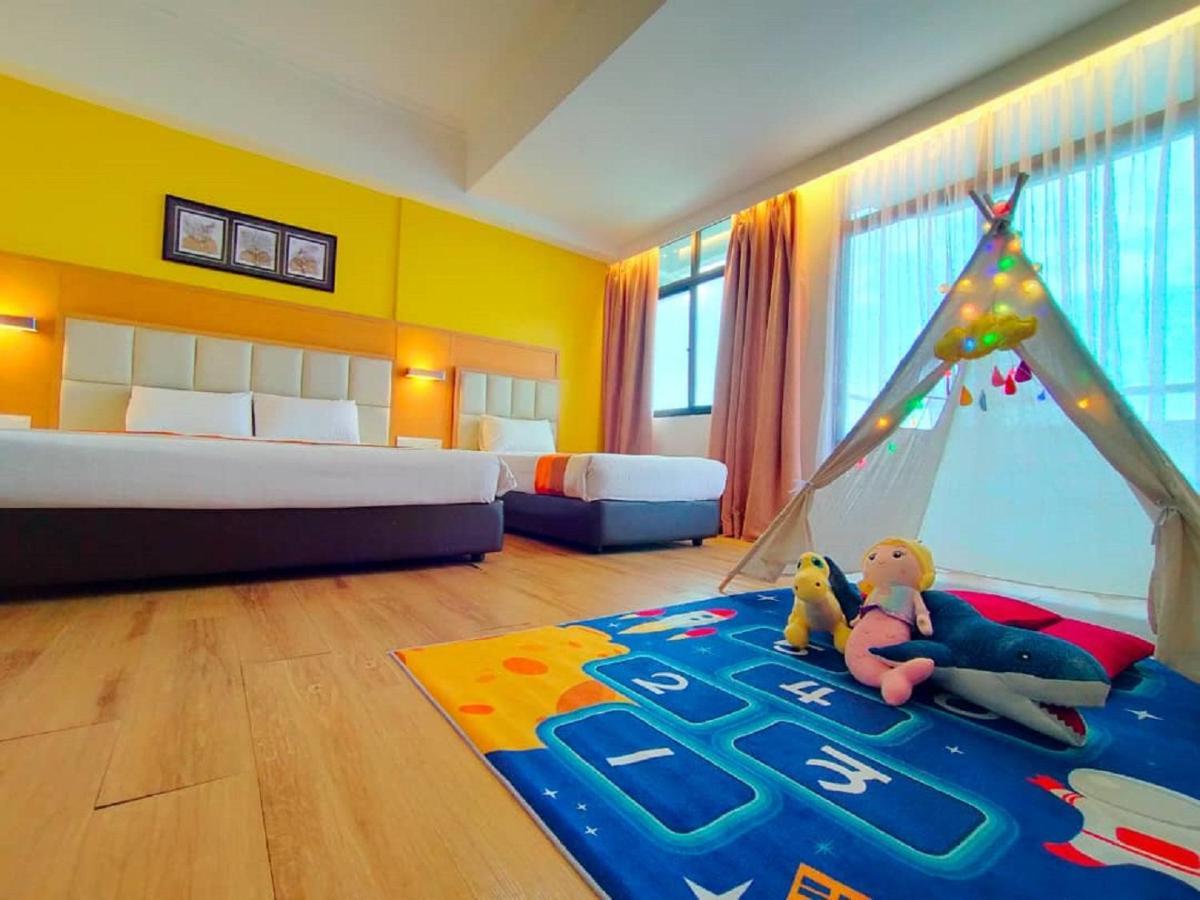 Hotel Sentral Seaview @ ​Beachfront Танджунг-Бунгах Екстер'єр фото