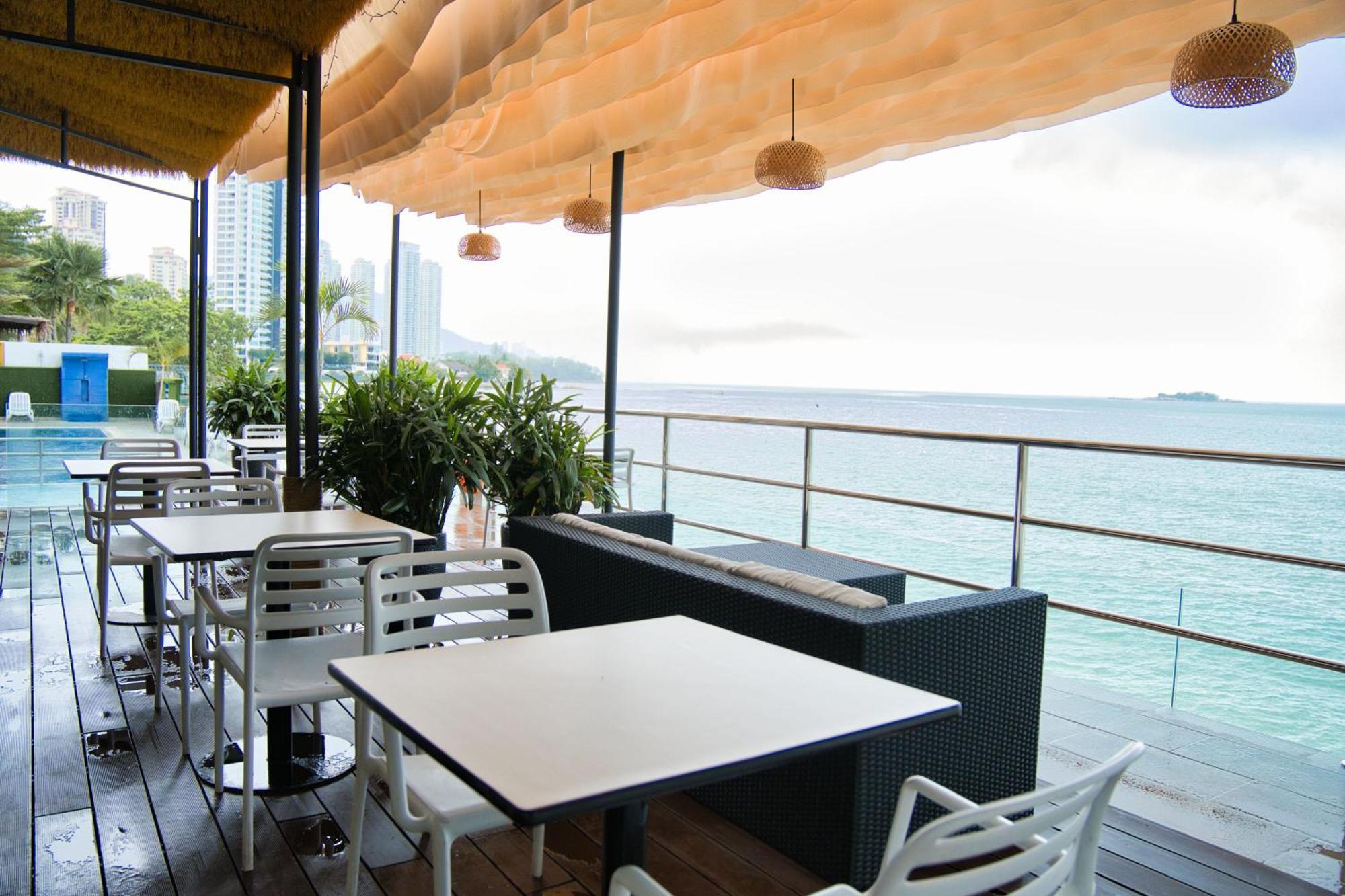 Hotel Sentral Seaview @ ​Beachfront Танджунг-Бунгах Екстер'єр фото