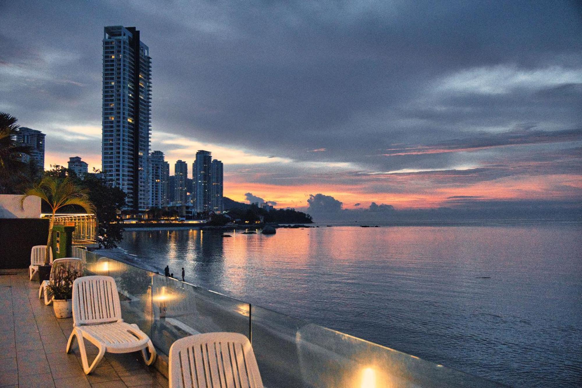 Hotel Sentral Seaview @ ​Beachfront Танджунг-Бунгах Екстер'єр фото