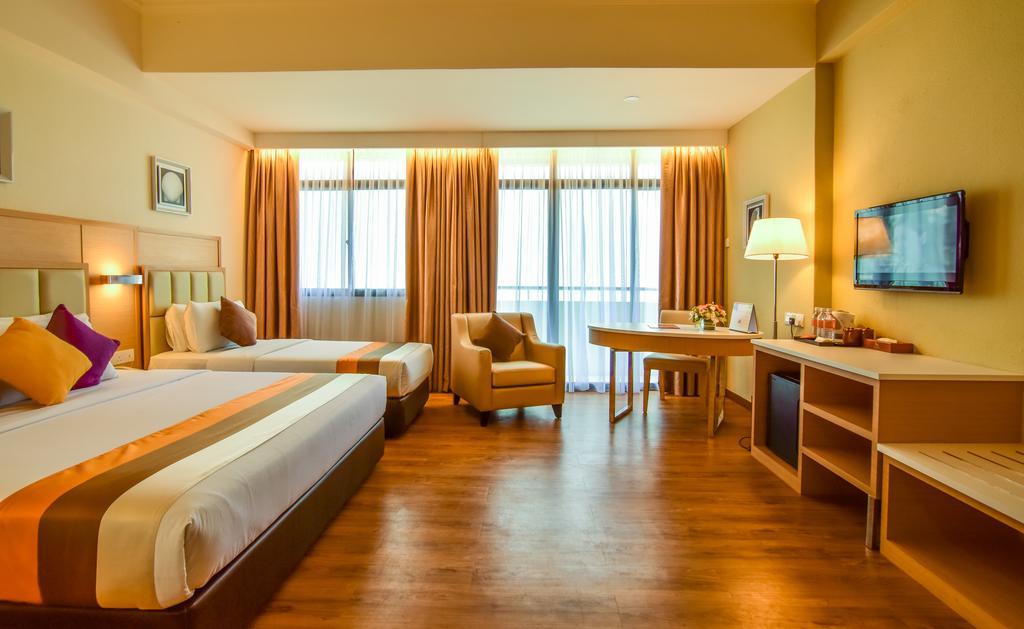 Hotel Sentral Seaview @ ​Beachfront Танджунг-Бунгах Екстер'єр фото