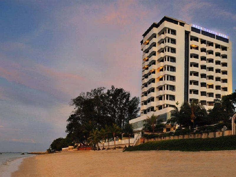 Hotel Sentral Seaview @ ​Beachfront Танджунг-Бунгах Екстер'єр фото