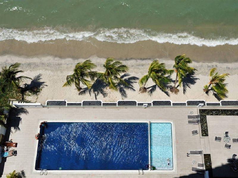 Hotel Sentral Seaview @ ​Beachfront Танджунг-Бунгах Екстер'єр фото