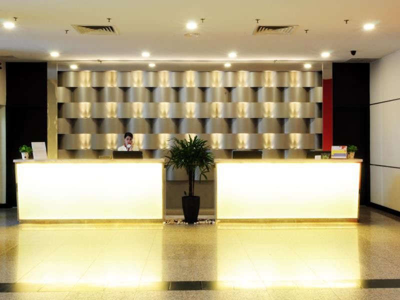 Hotel Sentral Seaview @ ​Beachfront Танджунг-Бунгах Екстер'єр фото