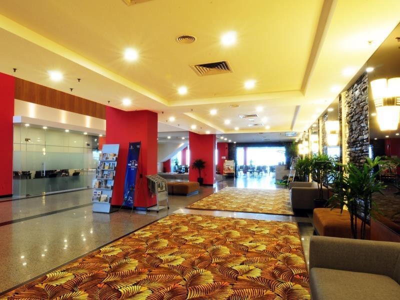 Hotel Sentral Seaview @ ​Beachfront Танджунг-Бунгах Екстер'єр фото
