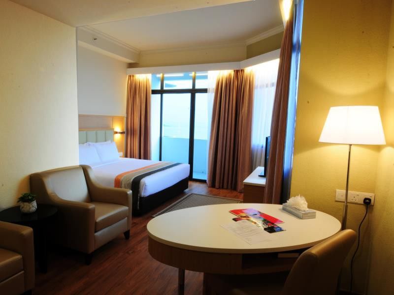 Hotel Sentral Seaview @ ​Beachfront Танджунг-Бунгах Екстер'єр фото
