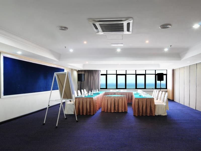 Hotel Sentral Seaview @ ​Beachfront Танджунг-Бунгах Екстер'єр фото