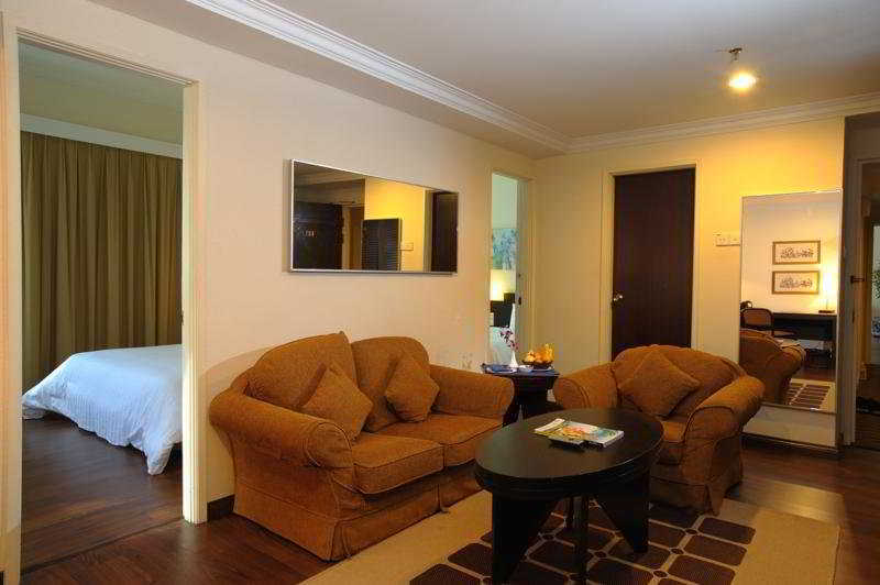 Hotel Sentral Seaview @ ​Beachfront Танджунг-Бунгах Екстер'єр фото