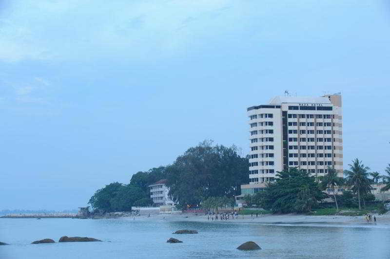 Hotel Sentral Seaview @ ​Beachfront Танджунг-Бунгах Екстер'єр фото