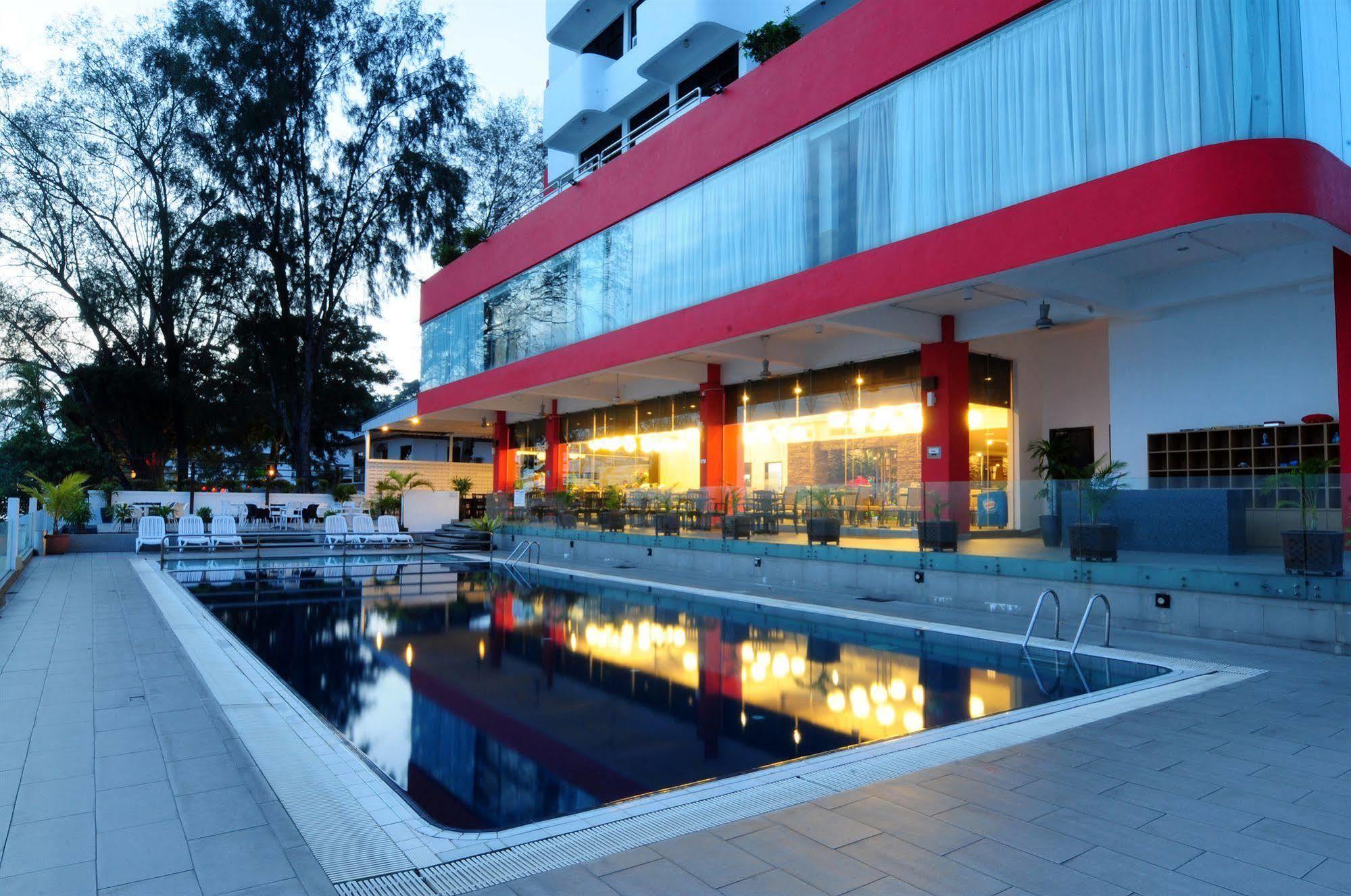 Hotel Sentral Seaview @ ​Beachfront Танджунг-Бунгах Екстер'єр фото