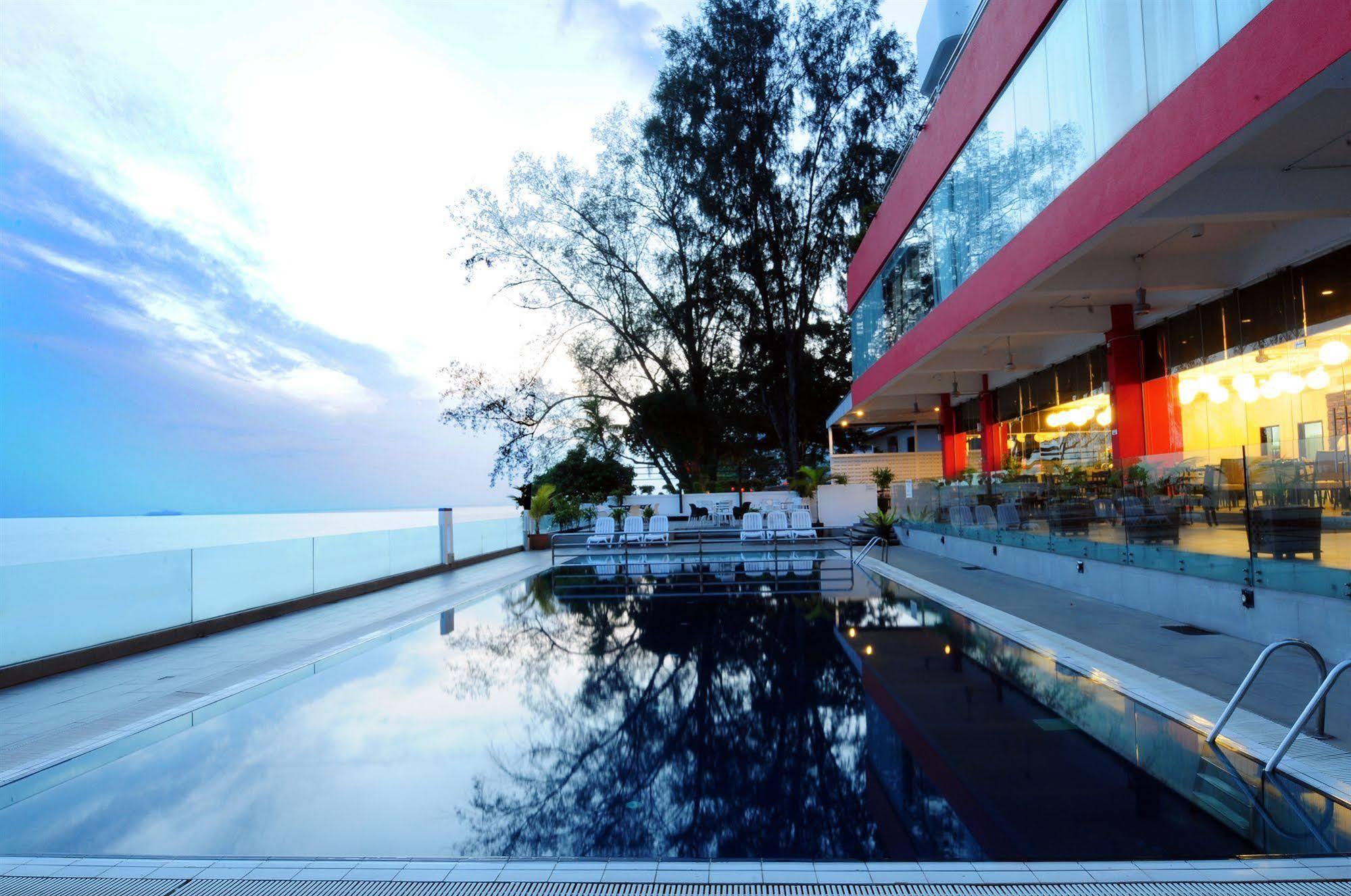 Hotel Sentral Seaview @ ​Beachfront Танджунг-Бунгах Екстер'єр фото