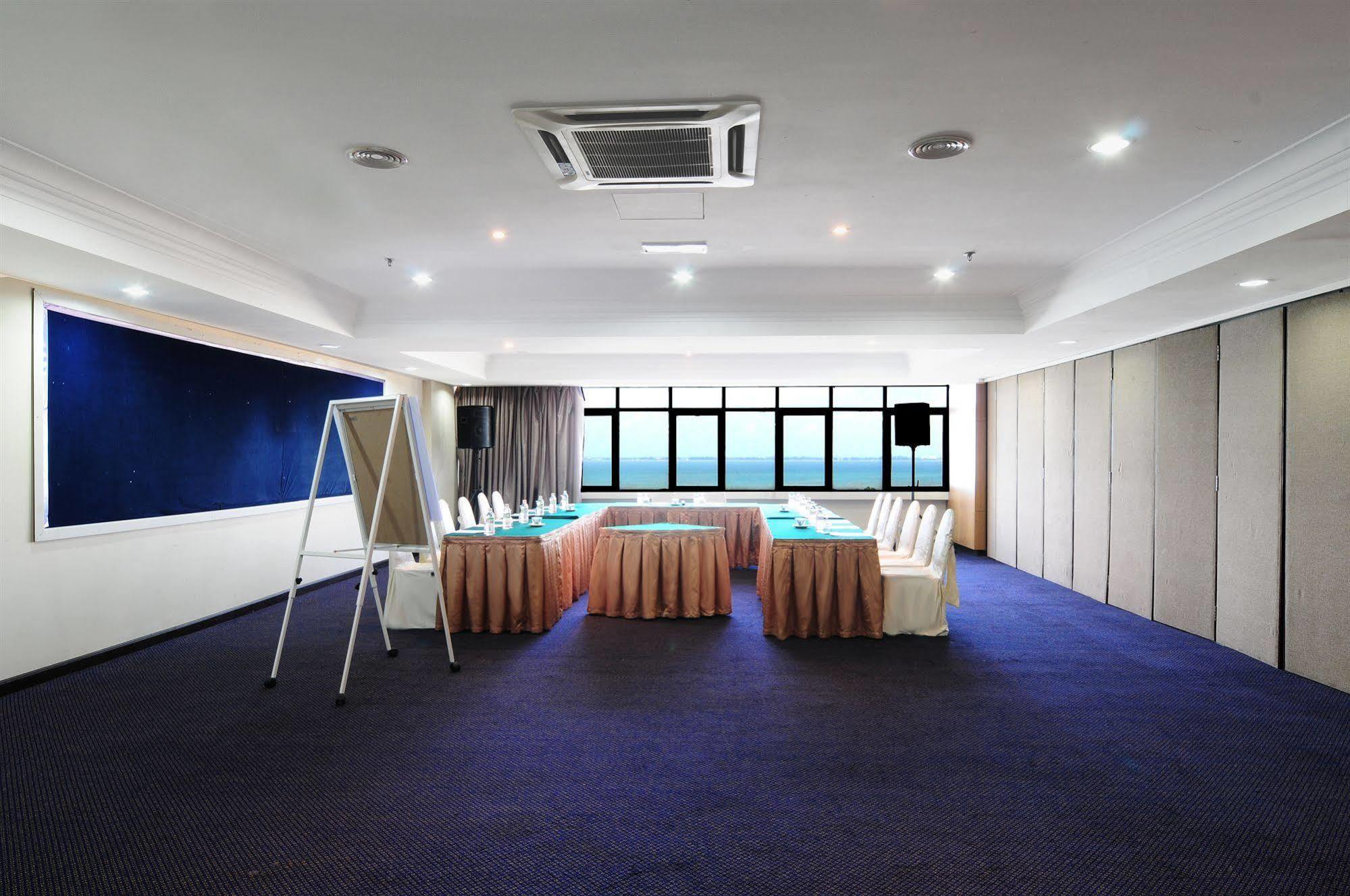 Hotel Sentral Seaview @ ​Beachfront Танджунг-Бунгах Екстер'єр фото
